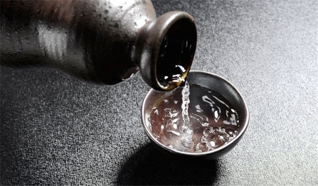 兩大主流香型白酒對比：濃香型和醬香型哪個好？