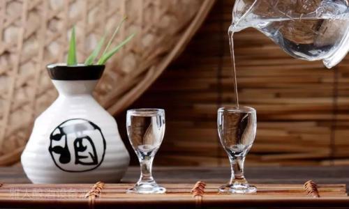 剛蒸餾出來的酒可以喝嗎？剛蒸餾出來的酒不建議大家喝。