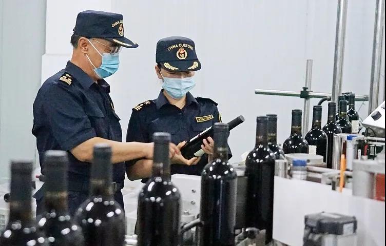 廣州海關(guān)降低部分企業(yè)名莊酒抽檢率，被譽(yù)為“接地氣”，也有爭(zhēng)議