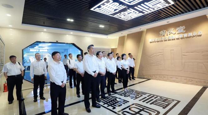 五糧液集團董事長李曙光帶隊赴“清風堂”開展廉潔警示教育