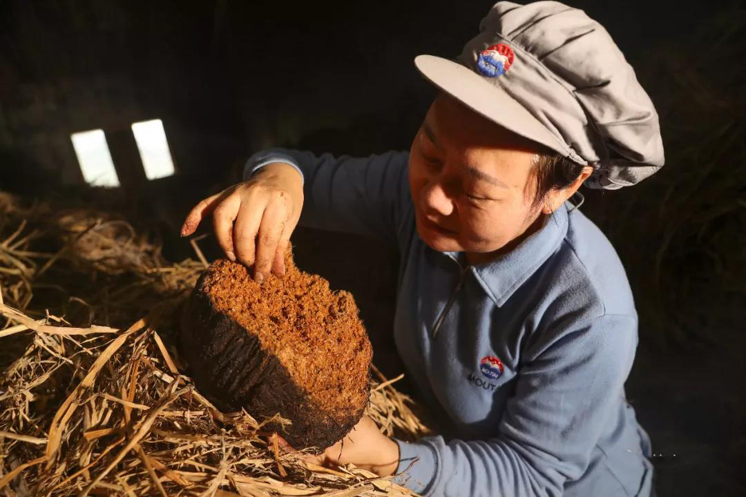 從細節(jié)看茅臺：一瓶茅臺酒與8100多個人工