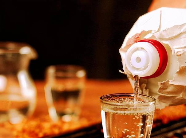 白酒加熱喝對身體影響(白酒喝的時(shí)候加熱好不好)