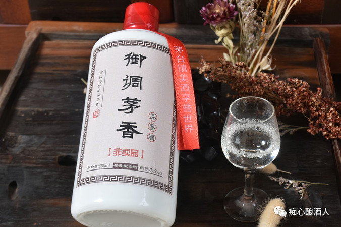 陳年白酒變黃(陳年白酒為什么發(fā)黃)