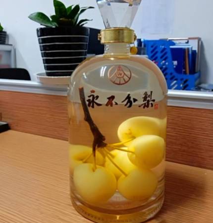 白酒瓶里梨子(酒瓶里有個(gè)梨子是什么酒)