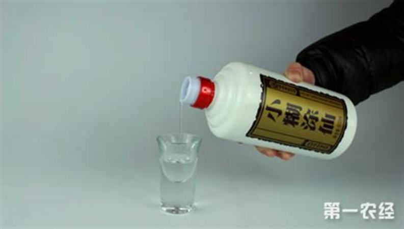 小糊涂仙西鳳酒哪個好,經(jīng)?；燠E酒局的朋友