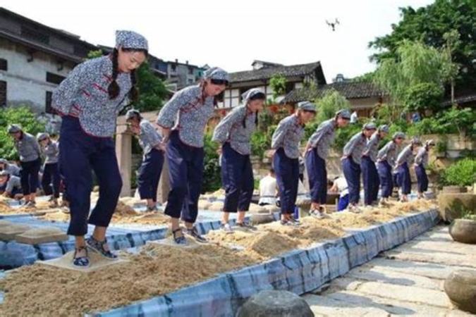 彩釉珍品茅臺酒瓶回收多少錢,現在還有人回收茅臺酒瓶嗎